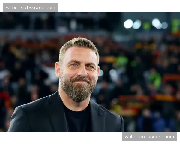 VAR长时间介入判定点球，罗马主帅德罗西场边激动抗议