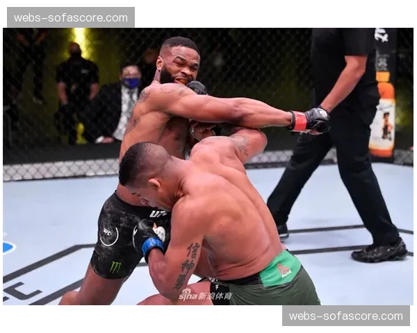 “UFC拉斯维加斯现场：联合主赛因选手意外头撞提前终止，进入医务监督”