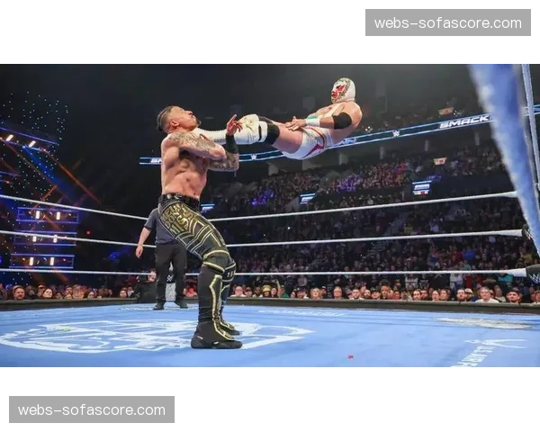 WWE SmackDown:紫雷遭杰德攻击后坚持出场,雷亚里普利霸气救场 WWE SmackDown:紫雷遭杰德攻击后坚持出场,雷亚里普利霸气救场